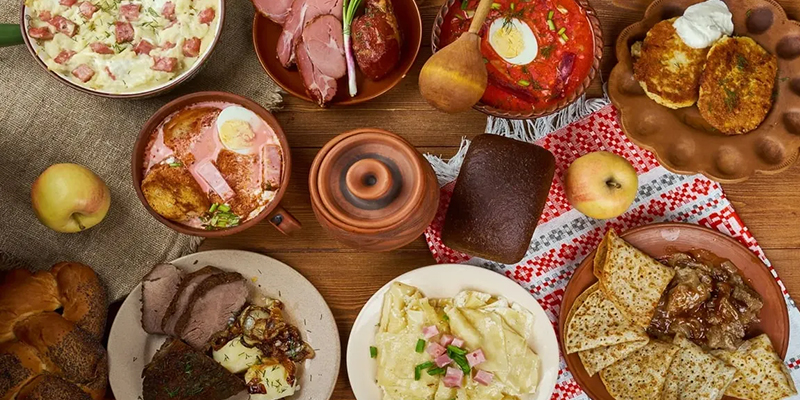 Традиционна българска трапеза с разнообразни свежи зеленчуци, местни продукти и автентични ястия, представящи богатството на балканската кулинарна култура